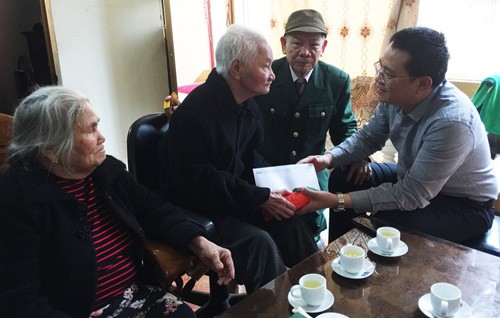 Trao tặng quà cho cực thanh niên xung phong Nguyễn Trung Thành bị bệnh nặng, có con là liệt sỹ tại Sơn La