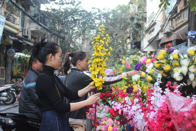 Ngày cận tết, hoa giả phong phú về chủng loại, đa dạng màu sắc bày bán trên phố thu hút khách đến mua