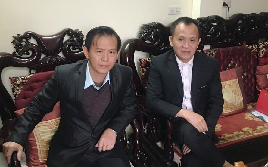 Ông Nguyễn Tuấn Lân (bìa phải) cùng em trai 