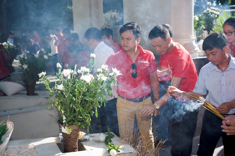 Cán bộ công nhân viên TNG Holdings Vietnam thắp hương tại nghĩa trang liệt sỹ 