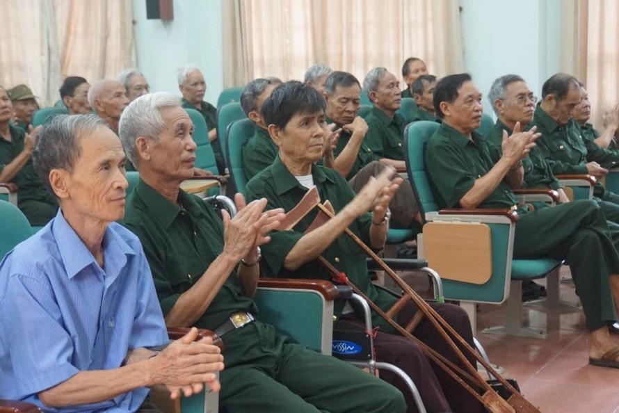 Các thương binh nặng điều dưỡng tại Trung tâm điều dưỡng thương binh nặng vui mừng khi đón Công ty cổ phần Him Lam và Báo Tiền Phong đến thăm