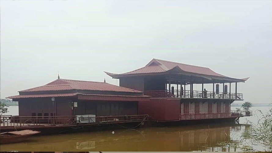 Các công trình nhà hàng vẫn tồn tại trái phép trên sông Hồng thuộc địa phận Hoàn Kiếm