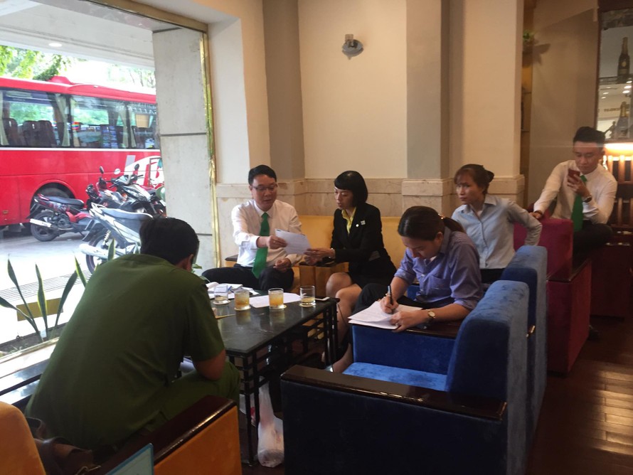 Đại diện Tập đoàn Mai Linh làm việc với công an phường Bến Nghé và khách hàng