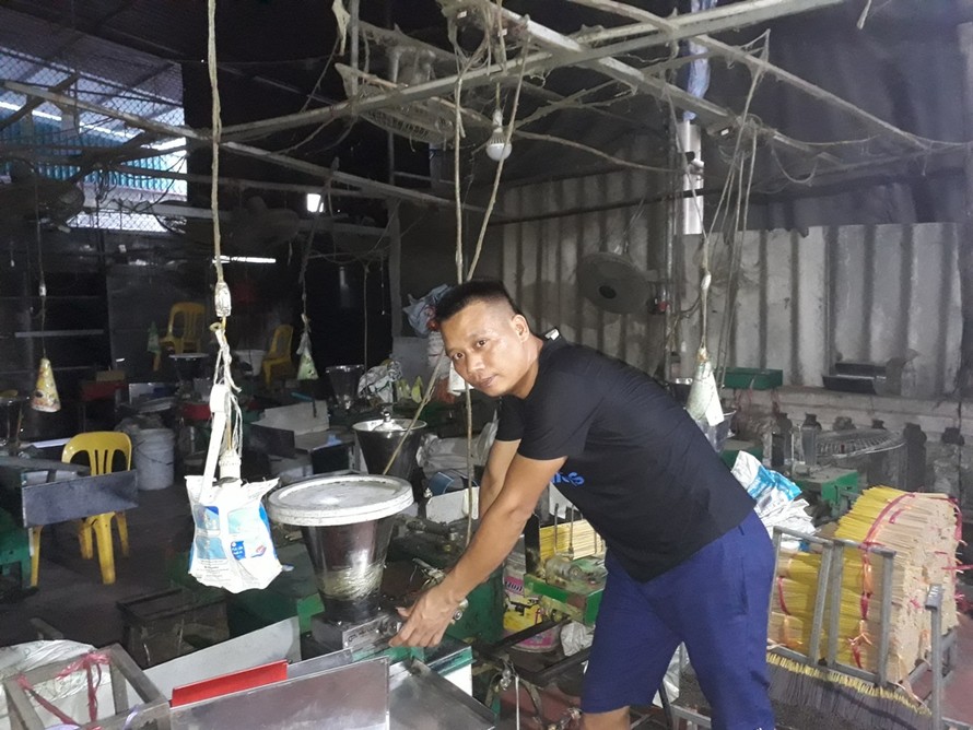 Anh Trần Văn Trãi, một hộ sản xuất hương ở xã Phú Túc (huyện Phú Xuyên, Hà Nội) phải tạm dừng sản xuất do không xuất được hàng sang Ấn Độ