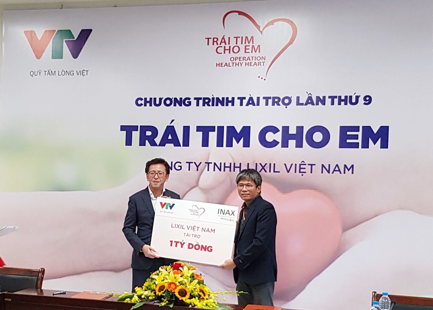 Ông Masahiko Hiramoto, Tổng giám đốc Công ty LIXIL Việt Nam (trái) trao biểu trưng cam kết tài trợ 1 tỷ đồng cho Chương trình