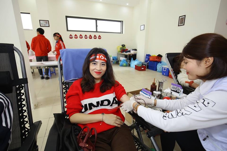 Bà Trần Thị Như Trang - Giám đốc quỹ Vì tầm vóc Việt hiến máu tại Chủ nhật đỏ 2019