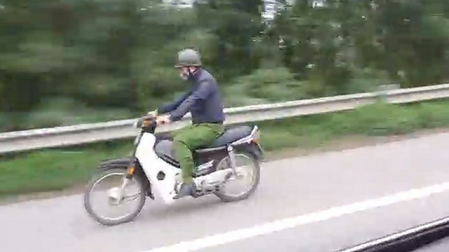 Người mặc cảnh phục lưu thông bằng xe máy biển trắng trên cao tốc