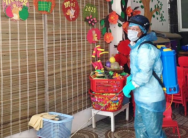 Một trường mầm non tại quận Hà Đông phun thuốc khử trùng trường lớp chờ ngày học sinh trở lại học. Tác giả: Võ Hóa