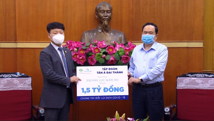 Tập đoàn Tân Á Đại Thành tặng 300 máy lọc nước cho các khu cách ly ở Hà Nội
