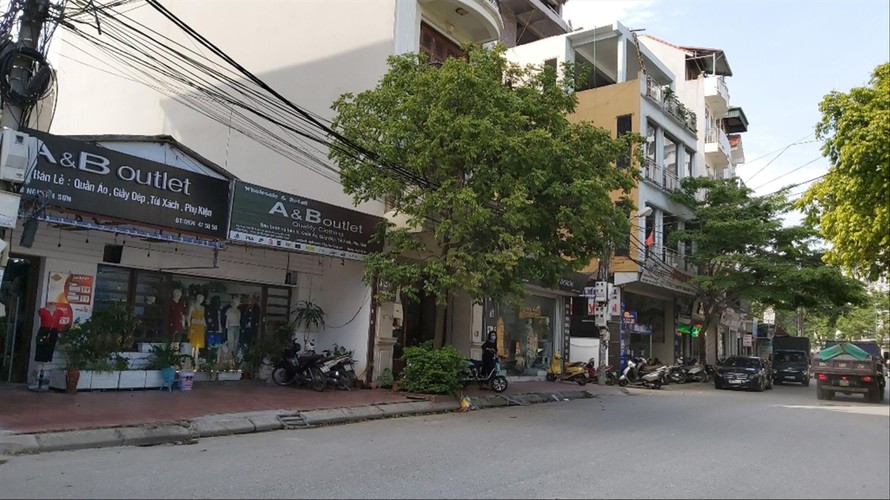 Hàng quán mở cửa nhưng lượng khách hàng đến phố Nguyễn Sơn vẫn thưa vắng