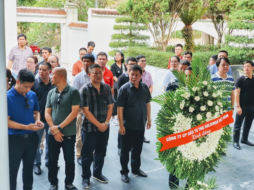 Lãnh đạo và cán bộ nhân viên tập đoàn TNG dâng hương tại nghĩa trang TNXP