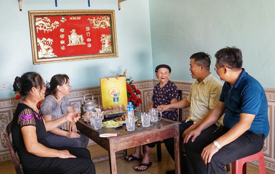 Thăm, tặng quà Mẹ Việt Nam Anh hùng Mai Thị Thơi, 95 tuổi, ở xã Nhân Thành (Yên Thành, Nghệ An) 
