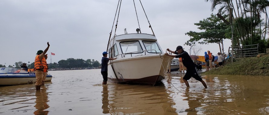 Chiếc ca nô thứ 2 Tập đoàn TNG phối hợp với báo Tiền Phong trao tặng được hạ thủy trên sông Hương qua TP Huế sáng 22/10.