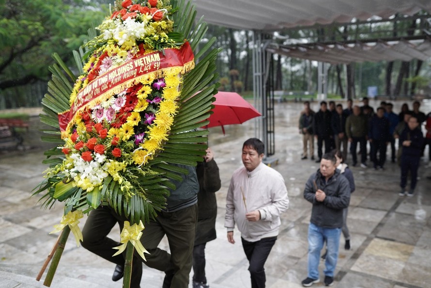 Hành trình dâng hương, tưởng niệm các anh hùng liệt sỹ là hoạt động thường xuyên của TNG Holdings Vietnam vào dịp 27/7 và dịp Tết hàng năm. 