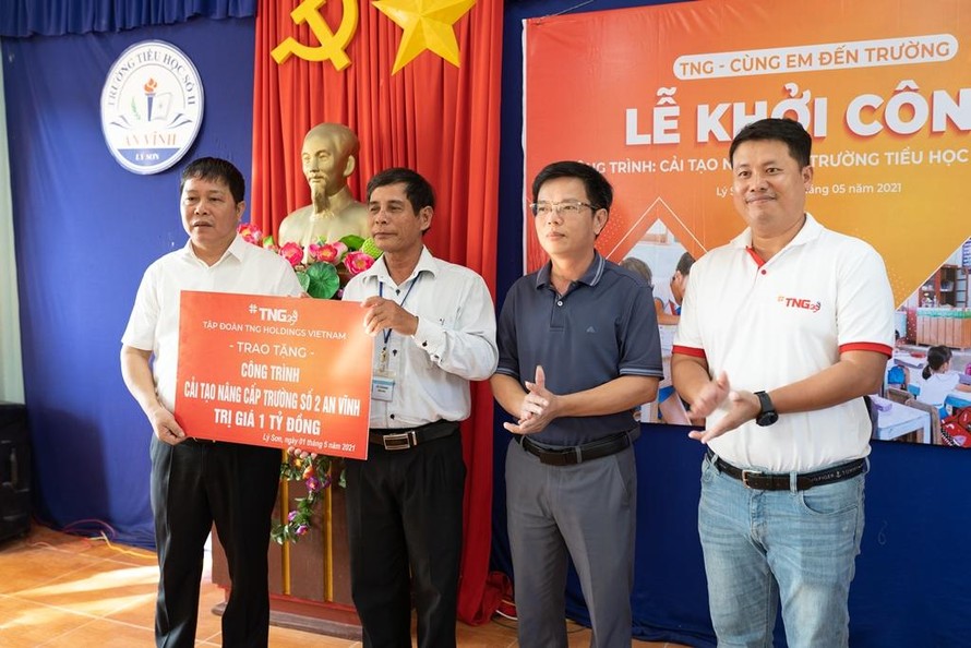 Ông Bùi Thanh Hà - Phó Chủ tịch Tập đoàn TNG (ngoài cùng bên trái) trao tặng số tiền để sửa chữa, nâng cấp Trường tiểu học số 2 An Vĩnh, Lý Sơn