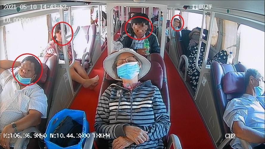 Camera hành trình ghi lại những hành khách không đeo khẩu trang trên xe