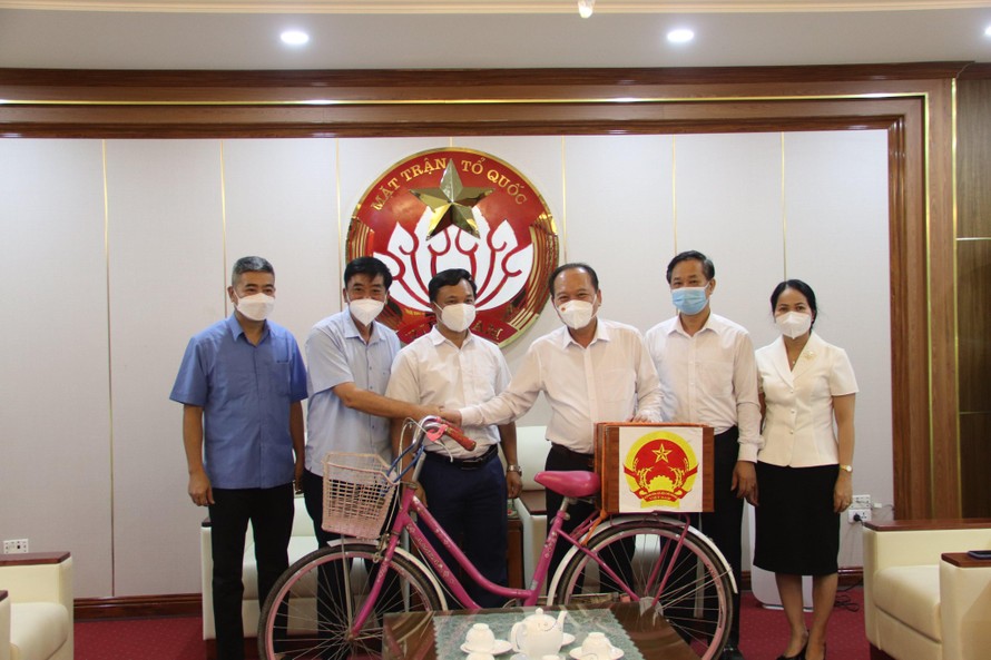 Chiếc xe đạp, hòm phiếu bầu cử trong tâm dịch Việt Yên, Bắc Giang