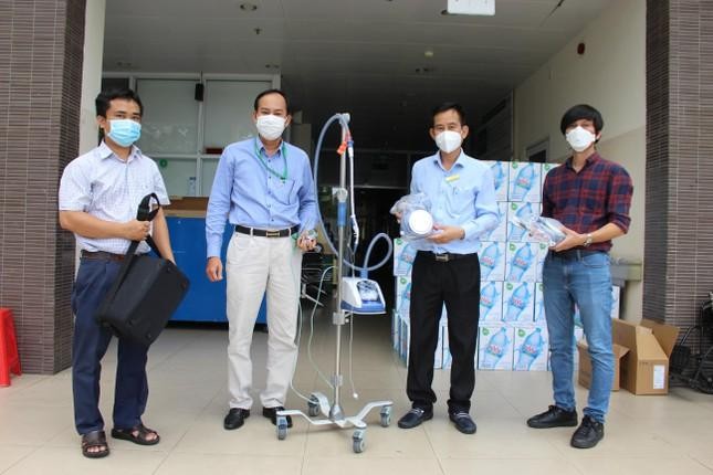Chiếc máy thở đầu tiên trong chương trình "Cùng Tiền Phong tiếp sức tuyến đầu chống dịch" đã được trao đến Bệnh viện Lê Văn Thịnh.