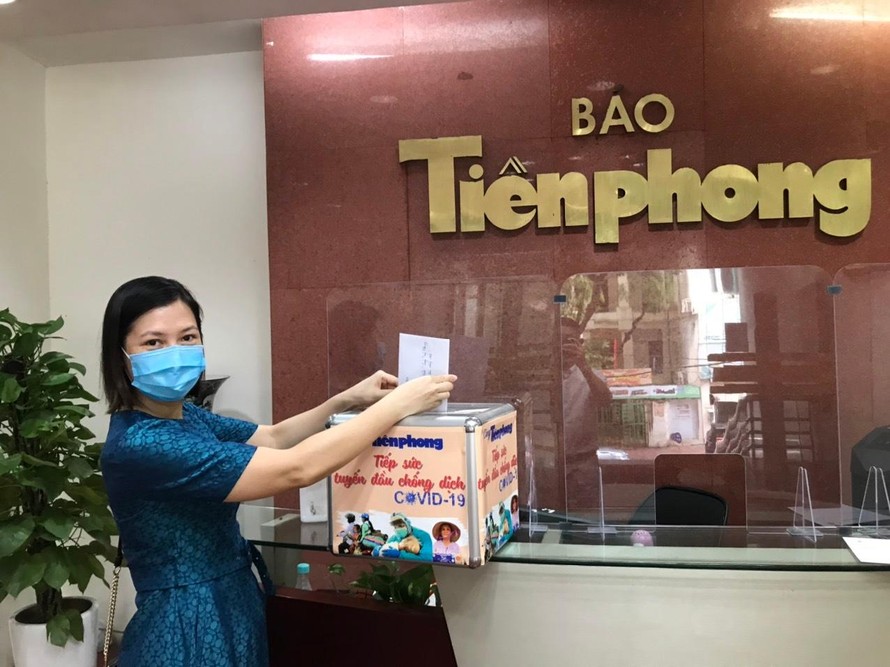 Chị Ngô Thị Ngọc Duyên ở phố Lý Thường Kiệt, Hà Nội đến trực tiếp toà soạn báo Tiền Phong để ủng hộ chương trình