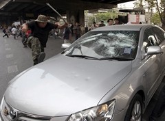 Một người biểu tình đập phá ô tô trong cuộc đụng độ tại Lak Si.