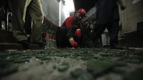 Các mảnh kính vỡ vụn vì bom tại nhà hàng (Ảnh Reuters)