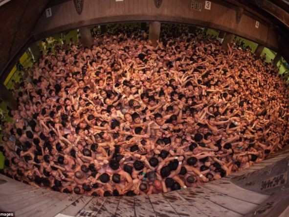 Hơn 9.000 nam giới tham gia lễ hội khỏa thân