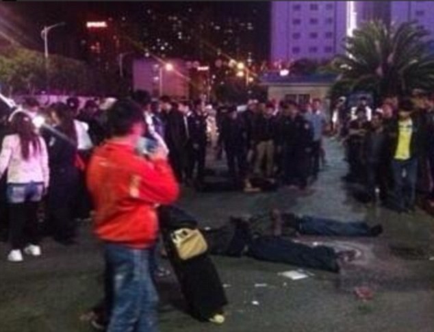 Các nạn nhân nằm dưới đất bên ngoài nhà ga sau vụ thảm sát. Ảnh: South China Morning Post.