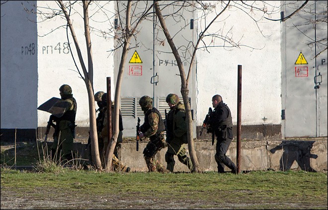 Nhóm người có vũ trang 'không xác định' có mặt gần đơn vị quân sự Ukraina tại Simferopol, Crimea hôm 18/3. Ảnh: AP