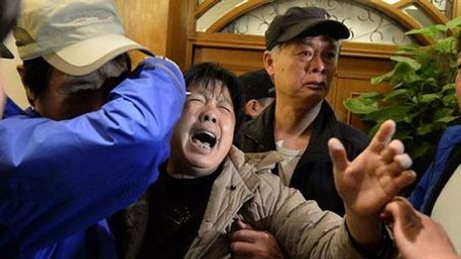 Thân nhân hành khách MH370 gào khóc khi nghe tin dữ