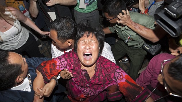 Người nhà thân nhân mất tích trên chuyến bay MH370 đau đớn, khi nghe tin dữ ở Trung Quốc