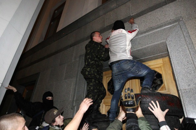 Người biểu tình bao vây tòa nhà Quốc hội Ukraine