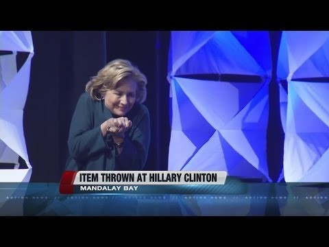 Bà Hillary Clinton bị ném giày ở Las Vegas