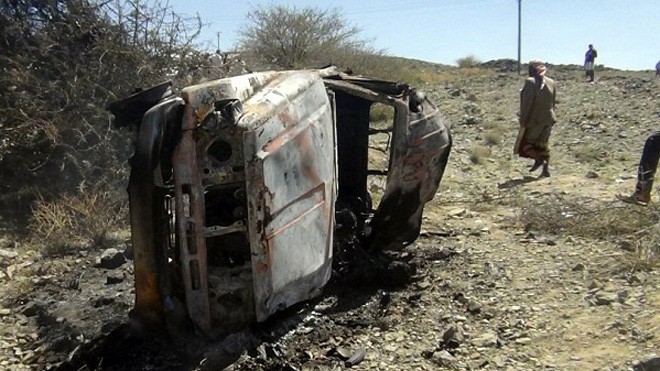 Một chiếc xe bị thiêu rụi trong chiến dịch tiêu diệt khủng bố ở Yemen hôm 19/4. Ảnh: Daily Mail
