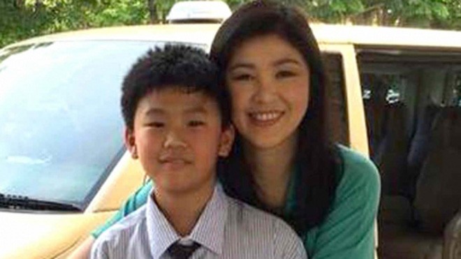 Bà Yingluck và con trai