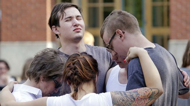 Giảng viên và học sinh cầu nguyện sau vụ xả súng (Ảnh: Usatoday)