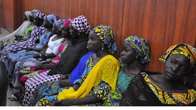 Một vài nữ sinh bị bắt cóc nhưng may mắn trốn thoát tại một cuộc họp báo ở Borno hôm 2/6 (Ảnh: Latimes)