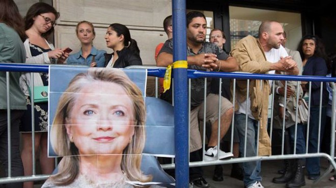 Người Mỹ xếp hàng dài trong lễ ra mắt sách của Hillary Clinton