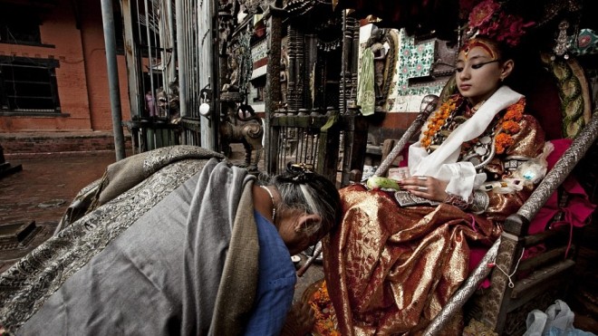 Thánh nữ Nepal chân chưa một lần chạm đất