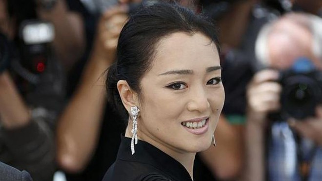Năm 1987, Củng Lợi được đạo diễn Trương Nghệ Mưu chọn diễn vai chính trong bộ phim mà ông làm đạo diễn lần đầu tiên, khi đó cô còn là sinh viên.