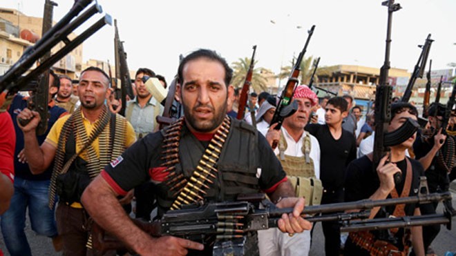 Một nhóm người Shia chuẩn bị giao chiến với nhóm phiến quân ISIS 