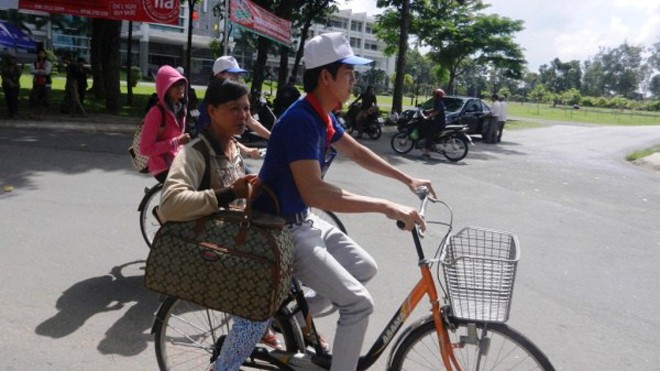 Tiếp sức mùa thi: Tranh nhau chở thí sinh bằng xe đạp 