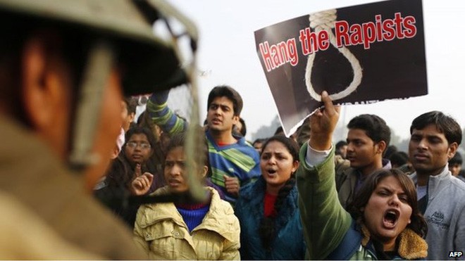 Người dân Ấn Độ phản đối trước tình trạng 'yêu râu xanh' lộng hành.