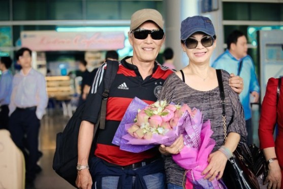 Khánh Ly rạng rỡ cùng chồng tại sân bay Tây Sơn Nhất