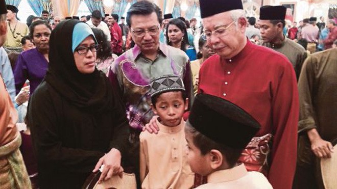 Thủ tướng Malaysia Najib Razak động viên thân nhân hành khách (Ảnh: New Straist Times)