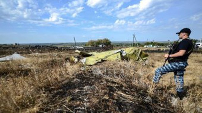 Một quân ly khai canh gác hiện trường MH17 (Ảnh: Abc.net)