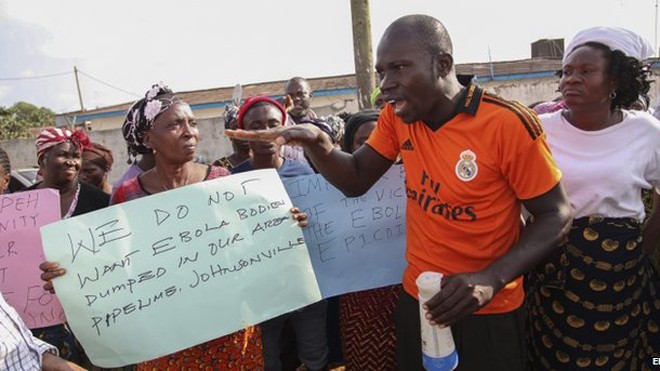 Nhiều người biểu tình tại Liberia về việc các nạn nhân Ebola nên được chôn cất (Ảnh:BBC)