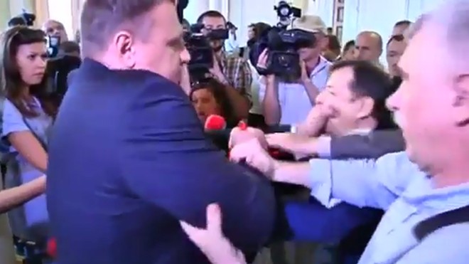 Chỉ trích gay gắt, nghị sĩ Ukraine bị đấm vào mặt 