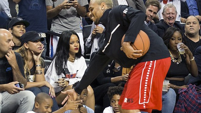Rihanna diện short ngắn cũn xem tình cũ chơi bóng rổ