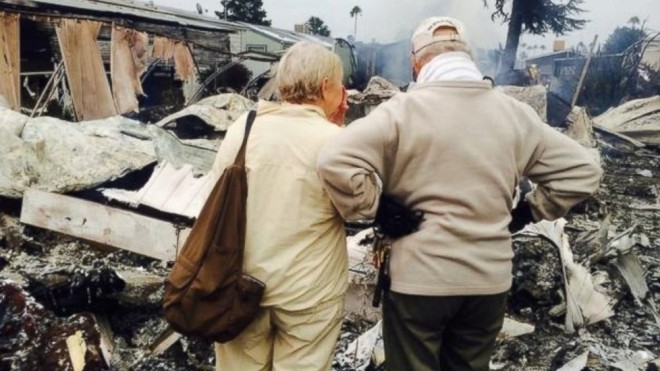 Cặp vợ chồng chứng kiến cảnh hoang toàn sau khi ngôi nhà bị phá hủy tại Napa