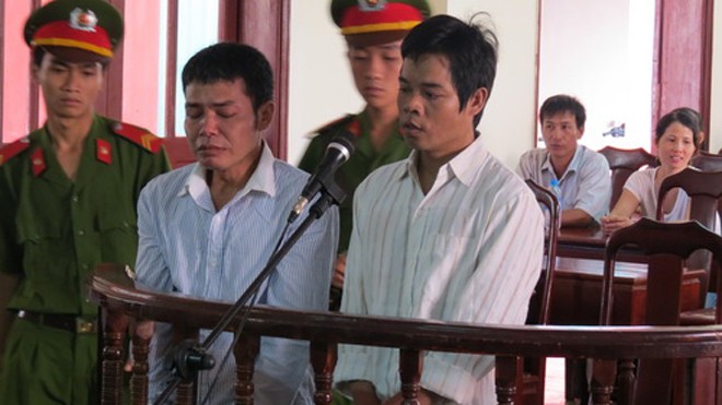 Hai kẻ giết người máu lạnh Hồ Văn Công và Hồ Văn Thành bật khóc trước Tòa